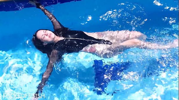 Jessica Bunny Basah Kuyup, Badan Karetnya Menggelinjang Di Bawah Air