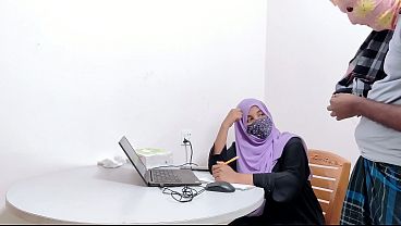 Bankir Cantik Berjilbab Digebuk Habis Sama Petani Desa, Crot Di Mana-mana