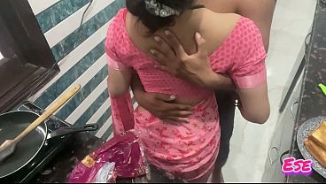Desi Bhabhi Dapur Panas, Bikin Khana Sambil Digebukin Dari Belakang.
