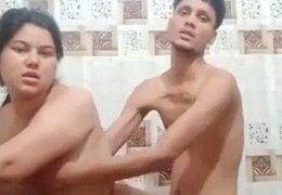 Kamar Mandi Bhabhi, Crot Di Lantai Basah
