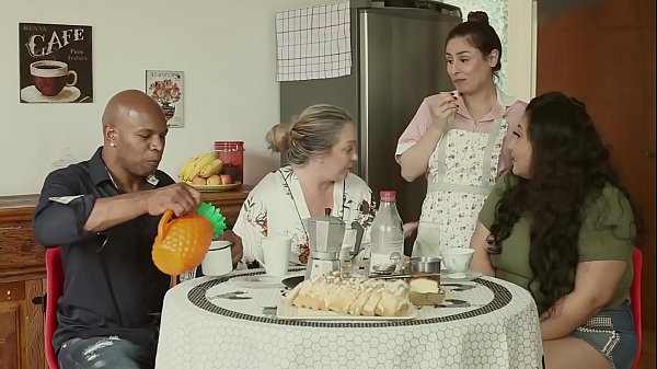Rumah Mesum Menggejolak – Suami Dikandul, Ibu Nakal, Pembantu Ngebor Semua | Emme White, Alessandra Maia, Agatha Ludovino, Capoeira