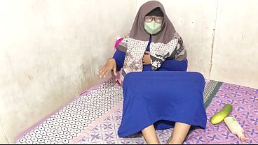 Cewek Hijab Indonesia Lagi Mainin Memek Sendiri Sampe Muncrat.