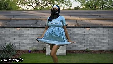 Hijab Cewek Pelajar Jogging Di Tempat Umum, Ngen*ng Demi Duit
