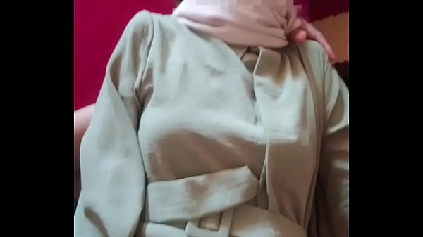 Saudari Tiri Berhijab Digebukin Pas Momen Lebaran, Enak Banget Rasanya.