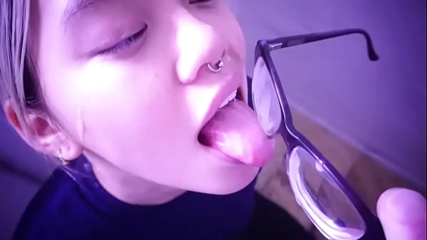 Budak Asia Siap Nungguin Tuannya, Jilat Mani Dari Kacamata. Tonton Video Full Di Sabelarsene.com