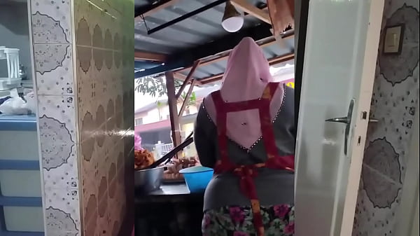 Goyangin Montoknya, Janda Muslim Indonesia Bikin Makin Tegang