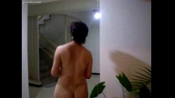 Si Montok China Tua Lagi Nyiram Tanaman, Crotnya Ngena Ke Daun-daun
