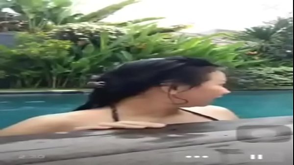 Ngentot Di Kolam Renang Sambil Live Streaming, Bikin Basah Semua