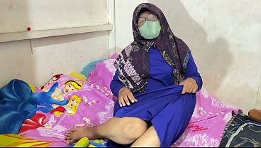 Wanita Berhijab Lagi Mainin Dirinya Sendiri Dengan Penuh Nafsu.
