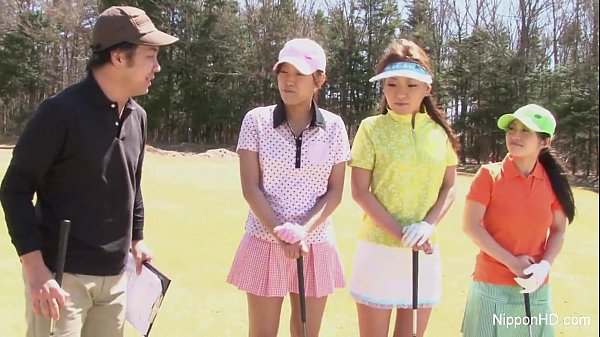 Cewek Asia Muda Main Golf Tanpa Baju, Montok-montok Bergoyang Di Lapangan.