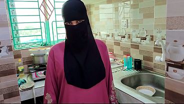 Selagi Istri Pergi, Suami Sialan Ngewe Pembantu Hijab Di Rumah, Kontolnya Keras Banget